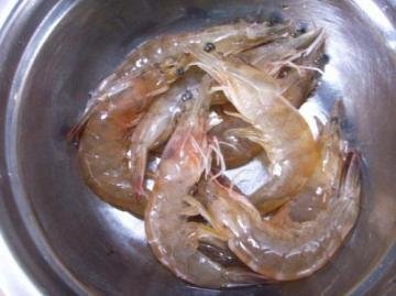 3秒去除虾子肠泥方法图解