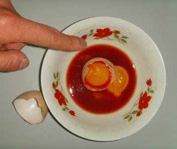 鸡蛋里有血能吃吗？营养不...