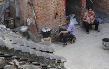 无肛男婴生命垂危，他酷似...