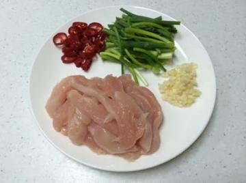 鸡胸肉切成细条