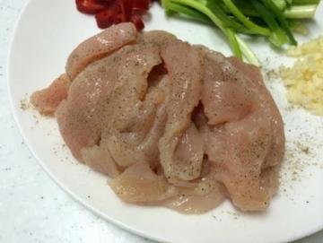 鸡胸肉用胡椒抓腌一下