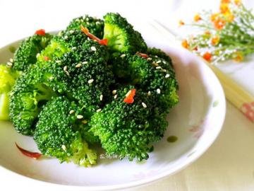 清烫绿花椰菜色泽更漂亮的...