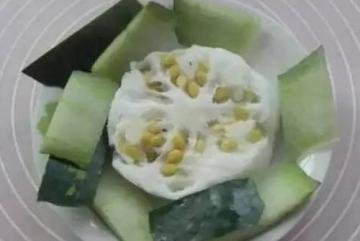 冬瓜瓤、冬瓜籽一起煮成汤...