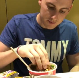 月饼和酸辣粉能一起吃吗？...