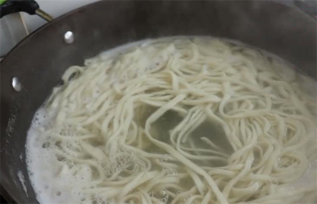 好吃又养胃的【酸菜面】，酸香味美7
