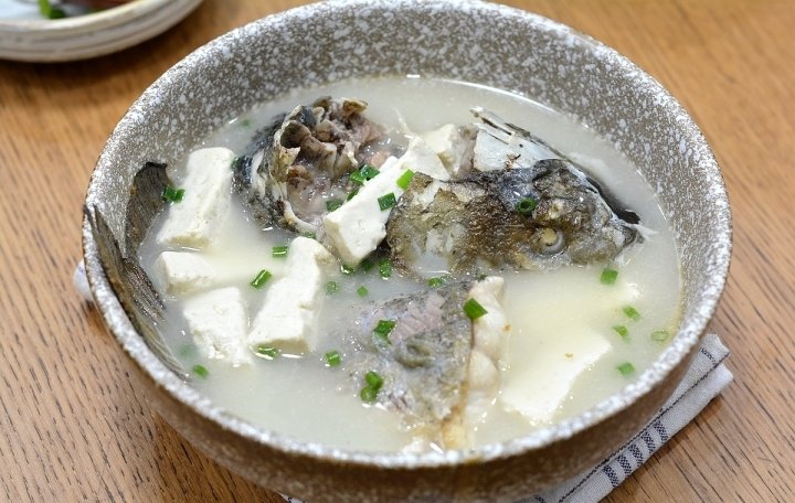 做【鱼头豆腐汤】用凉水还是用热水，有技巧！3