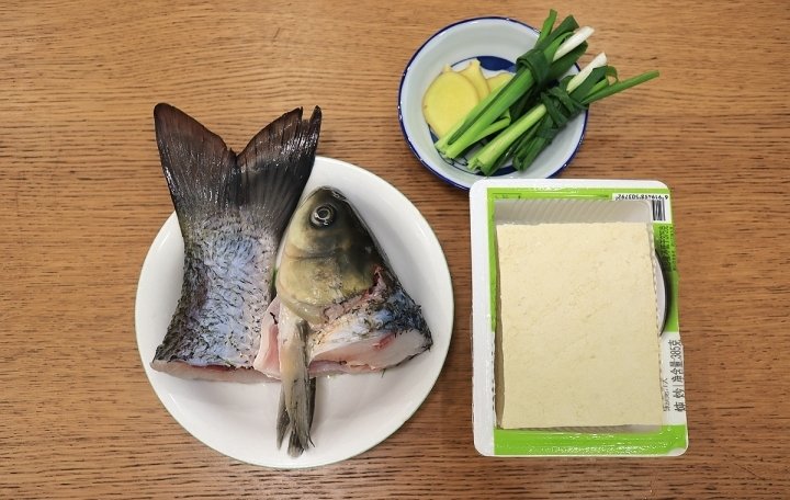 做【鱼头豆腐汤】用凉水还是用热水，有技巧！4
