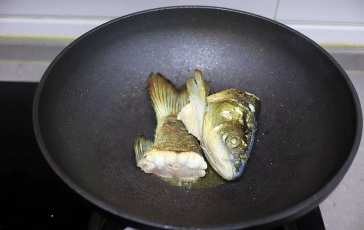 做【鱼头豆腐汤】用凉水还是用热水，有技巧！6