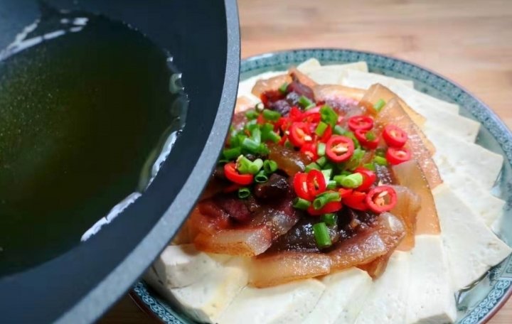 滋补又抗寒：豆腐蒸腊肉10