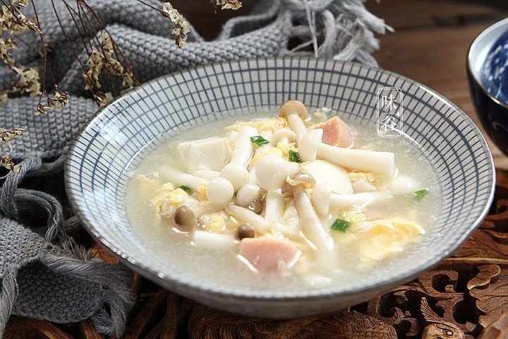 鲜美味道、口感滑嫩、补充营养的豆腐菌菇汤1