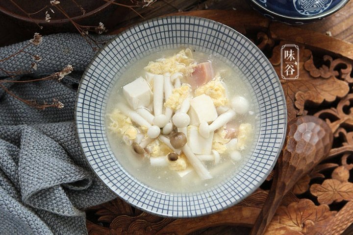 鲜美味道、口感滑嫩、补充营养的豆腐菌菇汤2