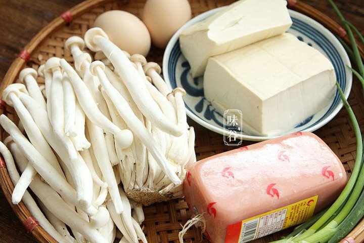 鲜美味道、口感滑嫩、补充营养的豆腐菌菇汤3