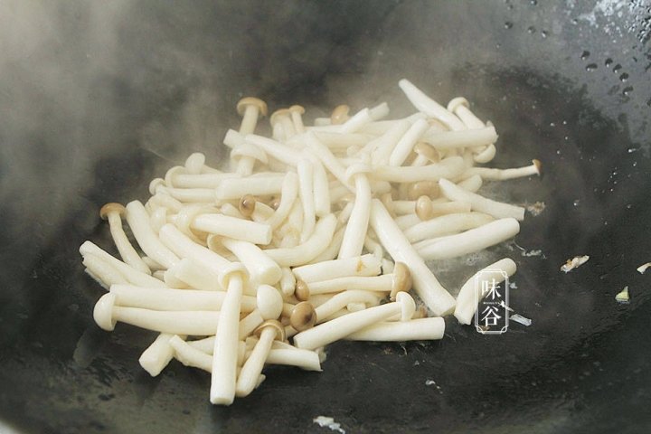 鲜美味道、口感滑嫩、补充营养的豆腐菌菇汤5