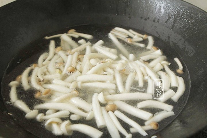 鲜美味道、口感滑嫩、补充营养的豆腐菌菇汤6