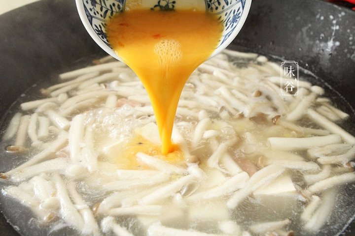 鲜美味道、口感滑嫩、补充营养的豆腐菌菇汤8