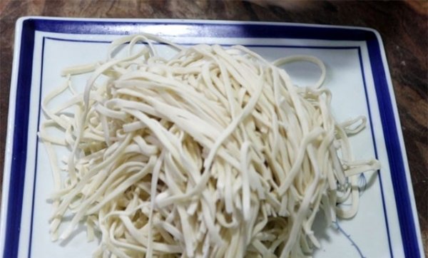 健康又养胃的海鲜酸汤面的做法1