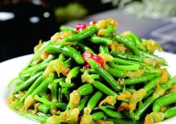 【小黄瓜炒牛肉】秋冬季节吃这道菜可以帮助排出毒素，补血养颜1