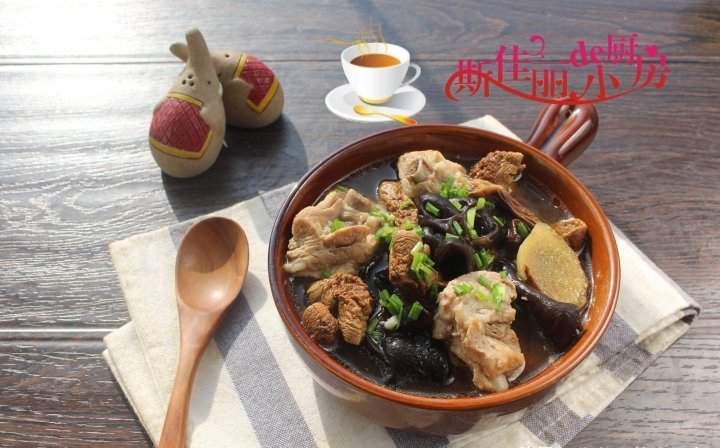 滋补不上火，喝【木耳姬茸菇排骨汤】，老少皆宜2