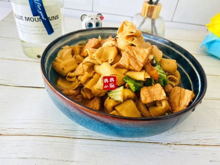 冬天猪肉蔬菜一锅烩做成【千张结烧肉】，好吃又简单9