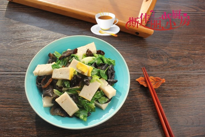 冬天多吃【木耳白菜炒鱼糕】，进补又营养2