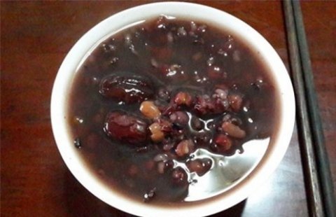 女性经期早餐吃【红豆紫米粥】，通淤排毒补血1