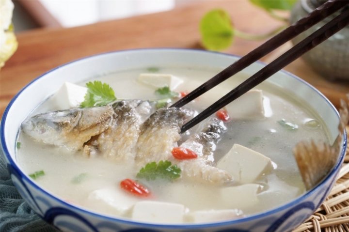 冬天，多给孩子喝【鲫鱼豆腐汤】，氨基酸含量高3