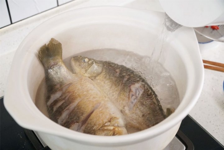 冬天，多给孩子喝【鲫鱼豆腐汤】，氨基酸含量高8