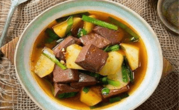 腊月煮上一碗【韭菜土豆炖猪血块】补血补铁7