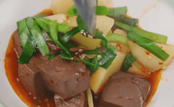 腊月煮上一碗【韭菜土豆炖猪血块】补血补铁8