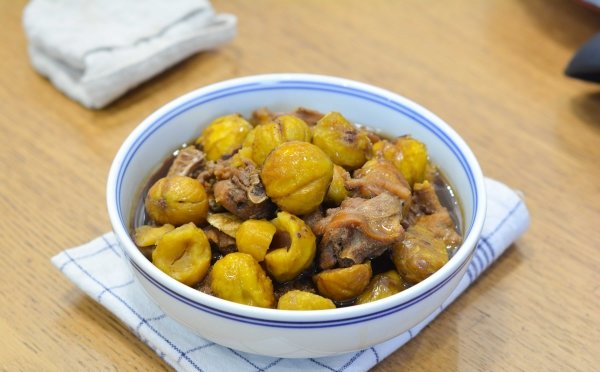 北方冬天来一锅【老母鸡炖栗子】肉烂汤浓味香1