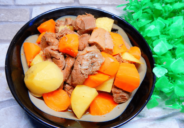 冬季适合孩子们吃的【胡萝卜炖牛肉】补钙补脑身体壮补血明目1