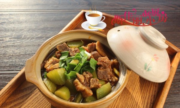 滋补又驱寒食谱：莴苣炖羊排煲的做法1