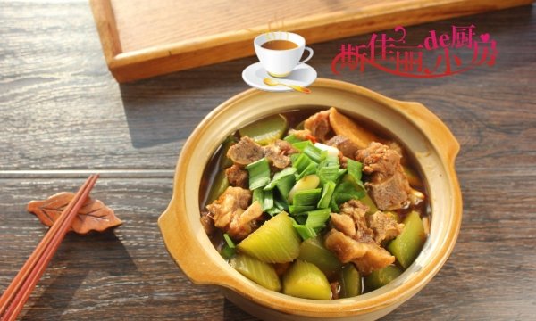 滋补又驱寒食谱：莴苣炖羊排煲的做法2