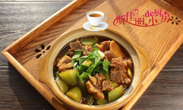 滋补又驱寒食谱：莴苣炖羊排煲的做法3