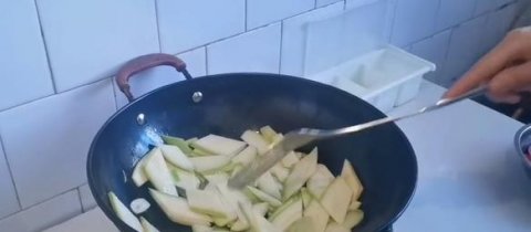 笋瓜怎么做好吃：西红柿笋瓜的做法5
