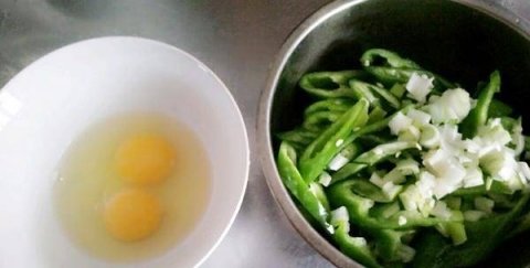 黑木耳炒鸡蛋怎么做-黑木耳炒鸡蛋的做法2