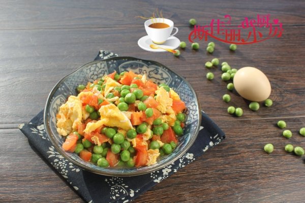 番茄豌豆鸡蛋怎么一起炒-番茄豌豆米炒鸡蛋的做法3