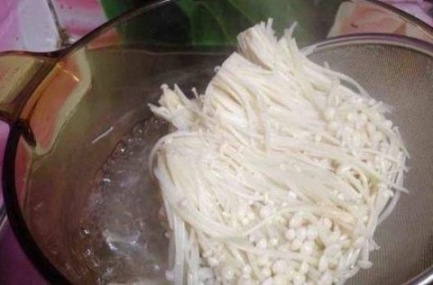 怎么做培根金针菇卷-培根金针菇卷的做法2