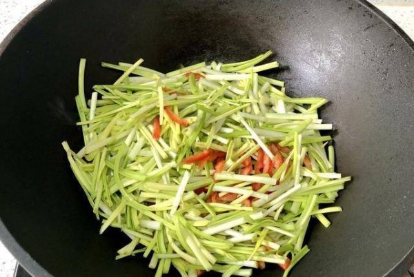 韭黄炒鸡蛋先炒韭黄还是先炒鸡蛋呢？7