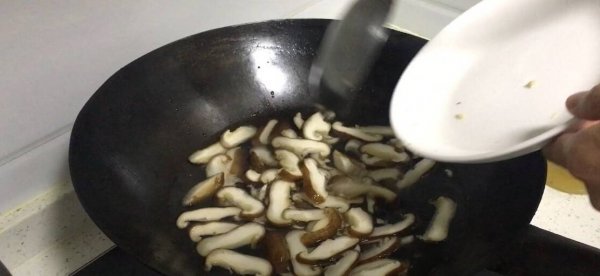 香菇可以炒五花肉吗-香菇和五花肉怎么做好吃窍门7