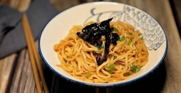 葱油拌面的葱油可以保存多久-葱油拌面里的葱油怎么熬1