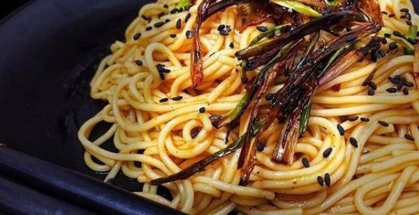 葱油拌面的葱油可以保存多久-葱油拌面里的葱油怎么熬3