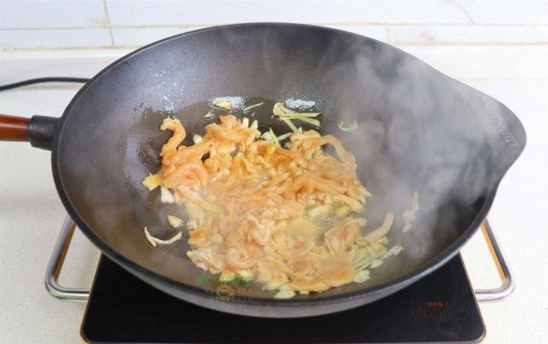 健身吃什么肉最好-泡椒炒鸡胸肉的做法窍门7