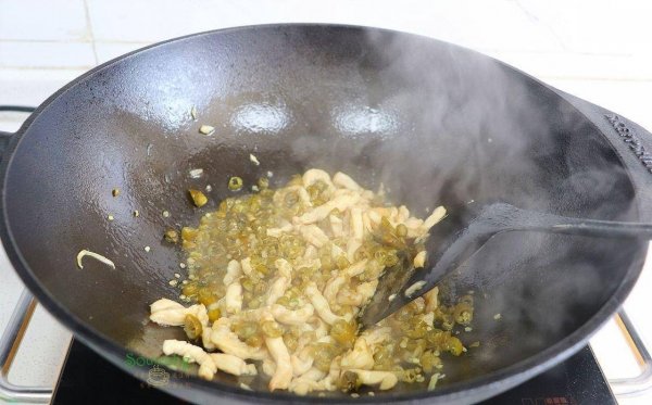 健身吃什么肉最好-泡椒炒鸡胸肉的做法窍门8