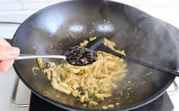 健身吃什么肉最好-泡椒炒鸡胸肉的做法窍门9