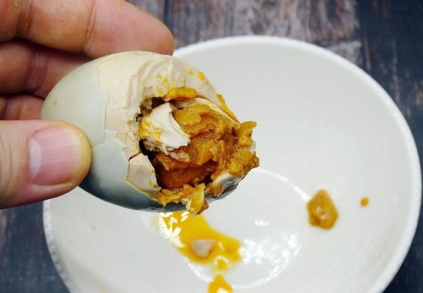怎样腌咸鸭蛋出油快-腌咸鸭蛋的方法2