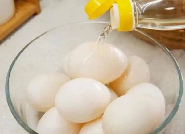 怎样腌咸鸭蛋出油快-腌咸鸭蛋的方法5
