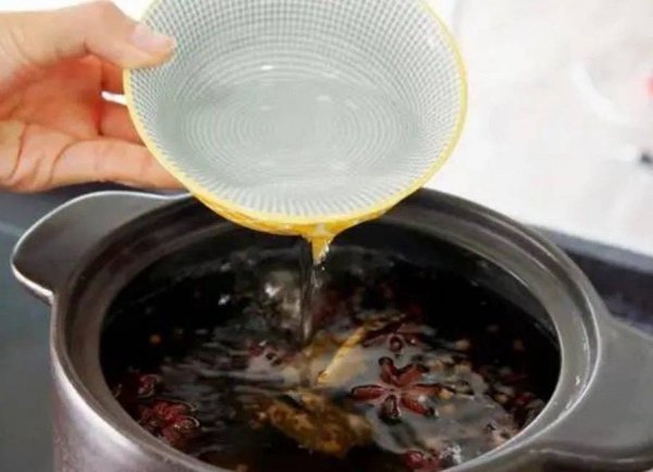 怎样腌咸鸭蛋出油快-腌咸鸭蛋的方法6