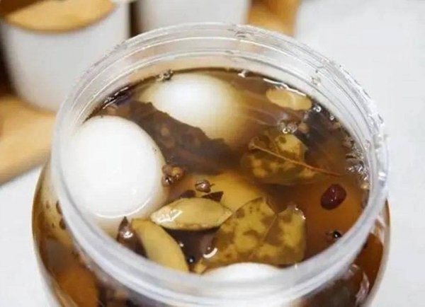 怎样腌咸鸭蛋出油快-腌咸鸭蛋的方法7