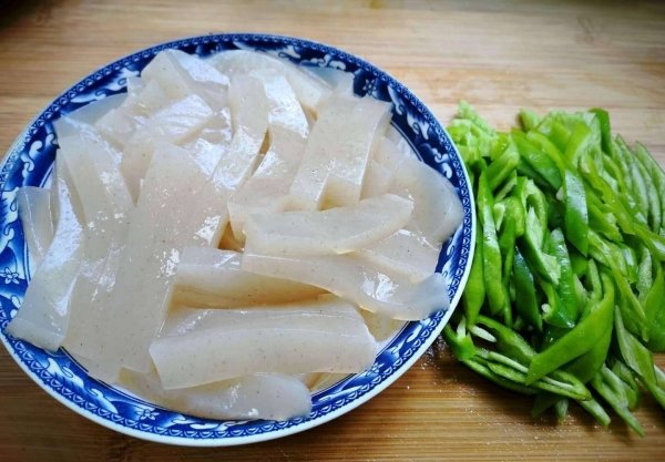 减肥吃什么可以通便清肠-青椒炒魔芋的做法3